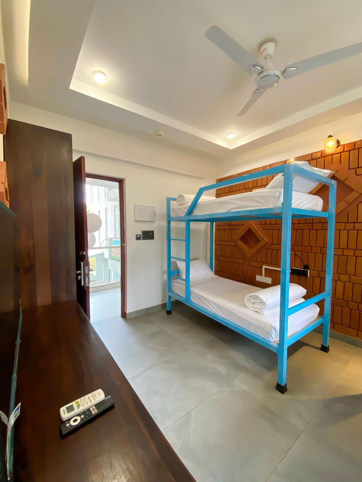 Downtown Hostels - Анджуна Екстериор снимка