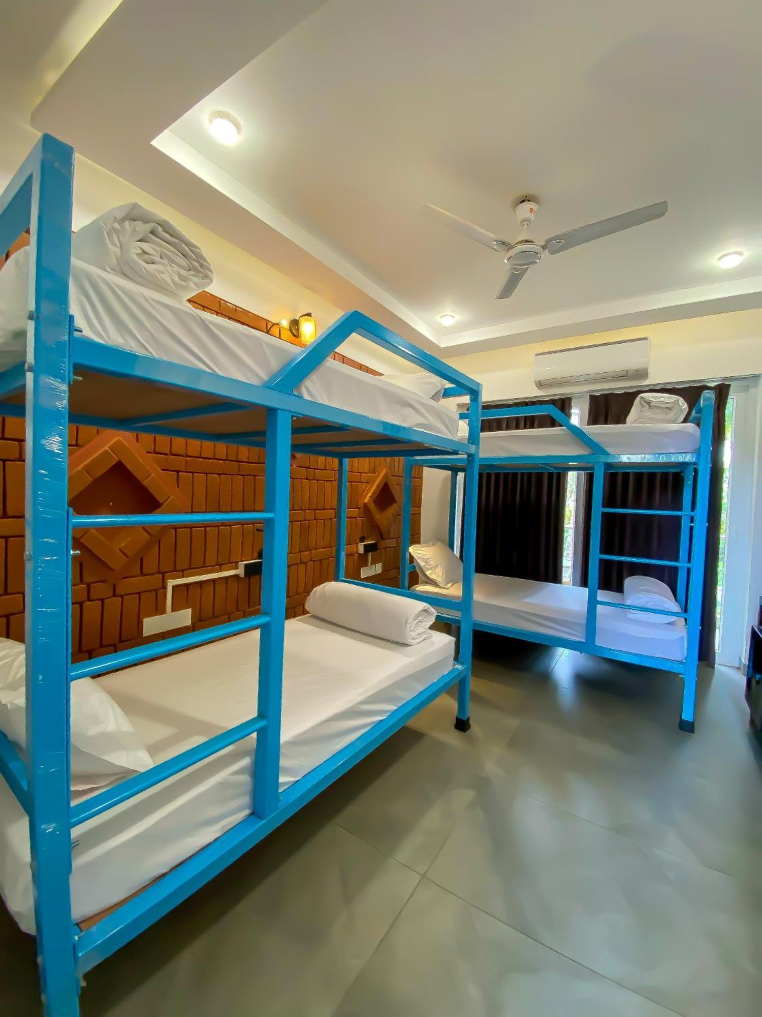 Downtown Hostels - Анджуна Екстериор снимка