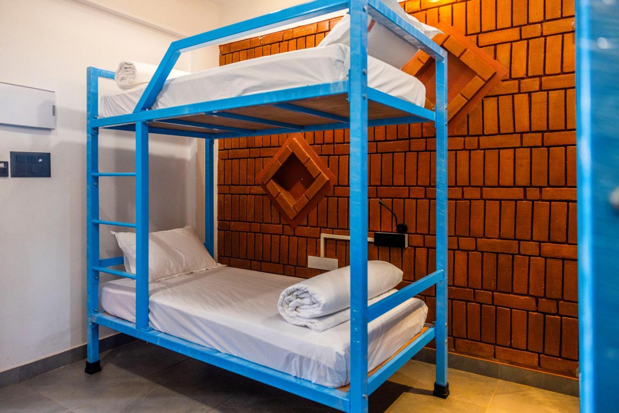 Downtown Hostels - Анджуна Екстериор снимка