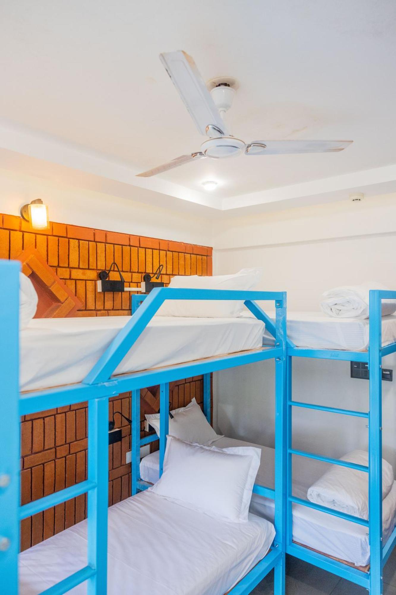 Downtown Hostels - Анджуна Екстериор снимка