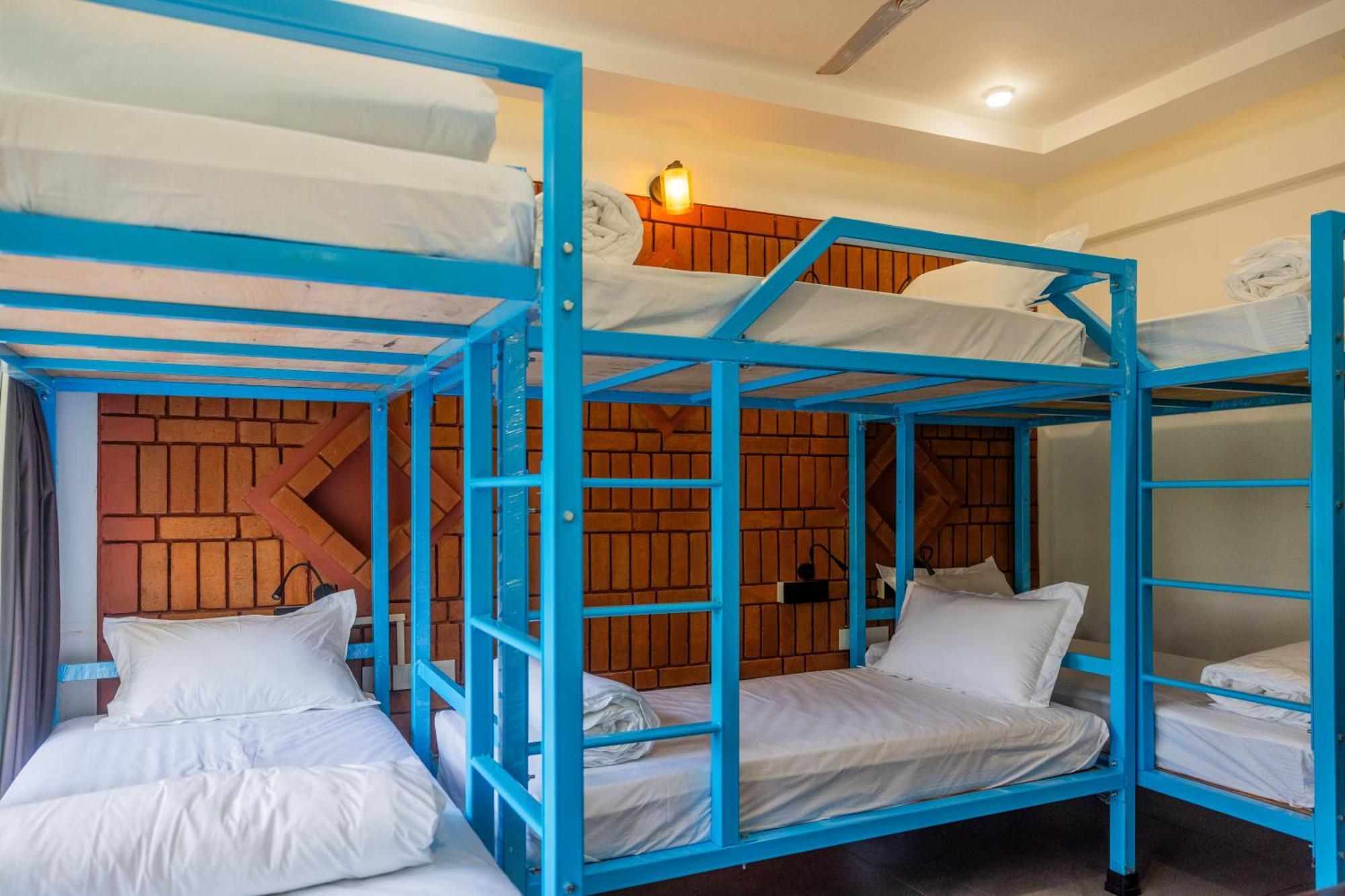 Downtown Hostels - Анджуна Екстериор снимка