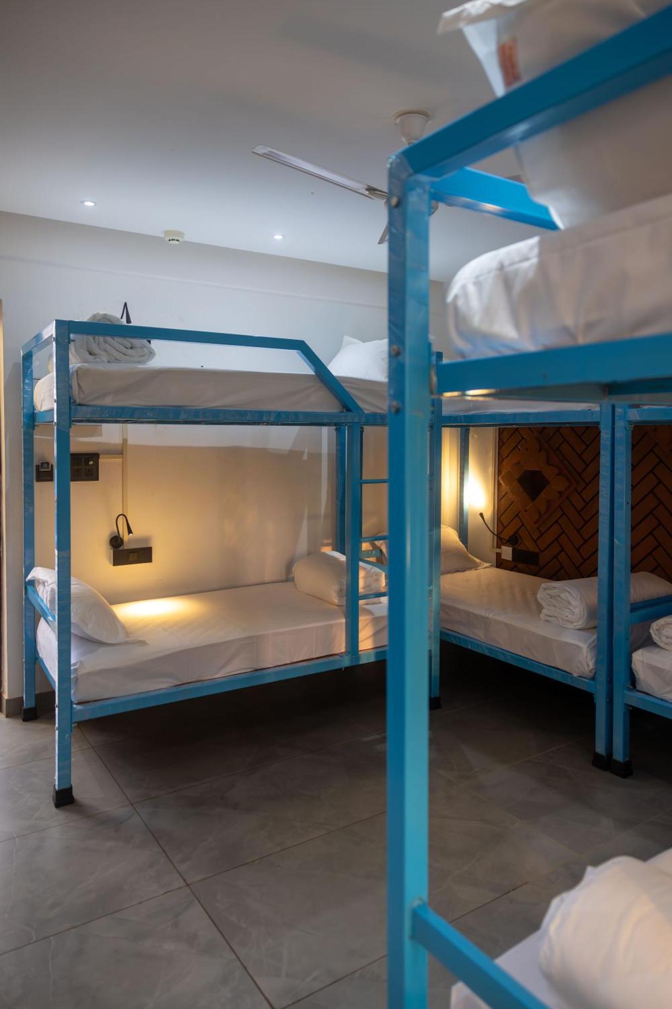 Downtown Hostels - Анджуна Екстериор снимка