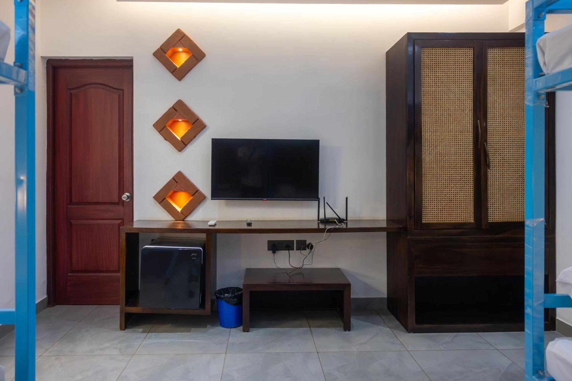 Downtown Hostels - Анджуна Екстериор снимка