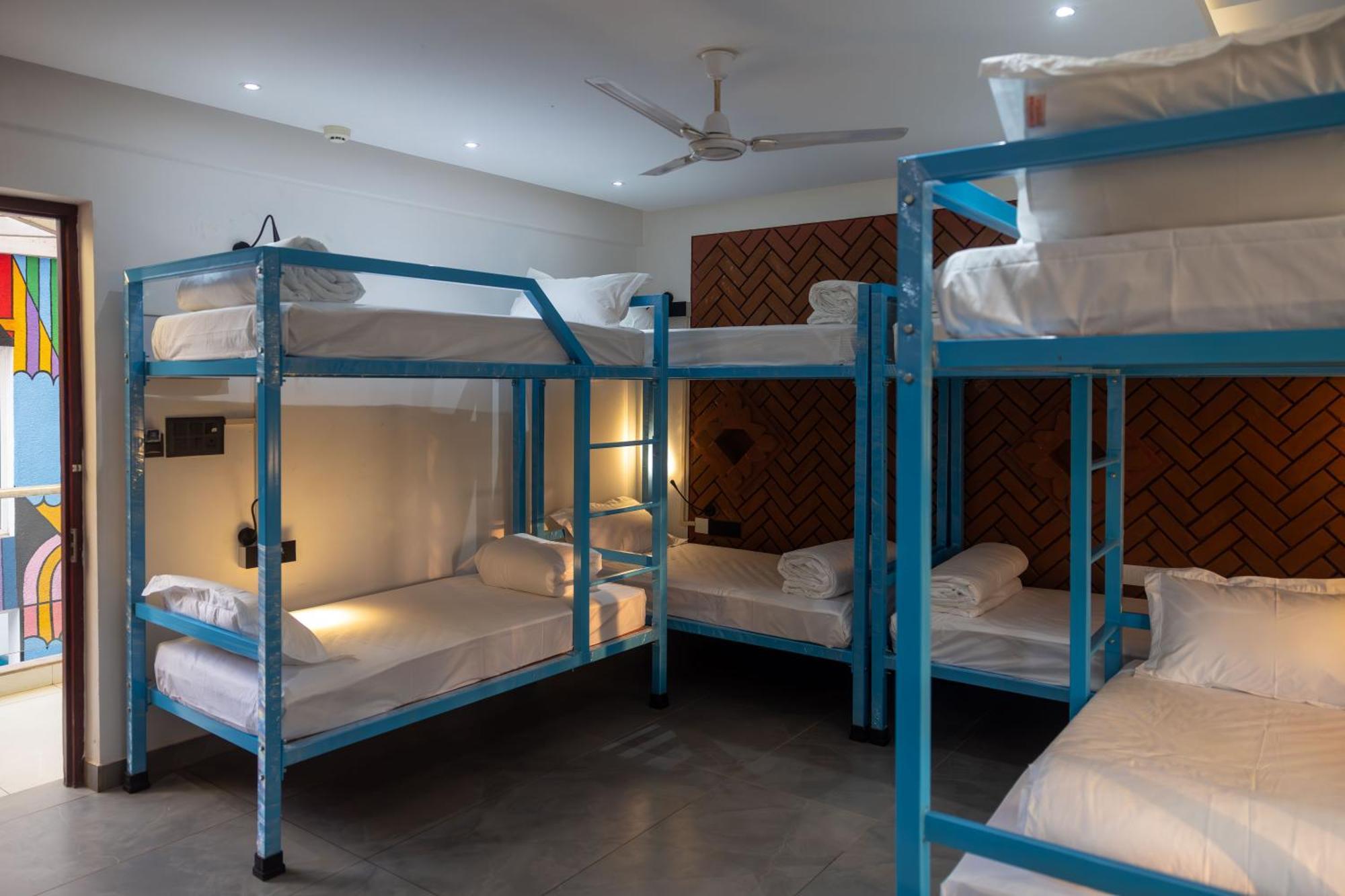 Downtown Hostels - Анджуна Екстериор снимка