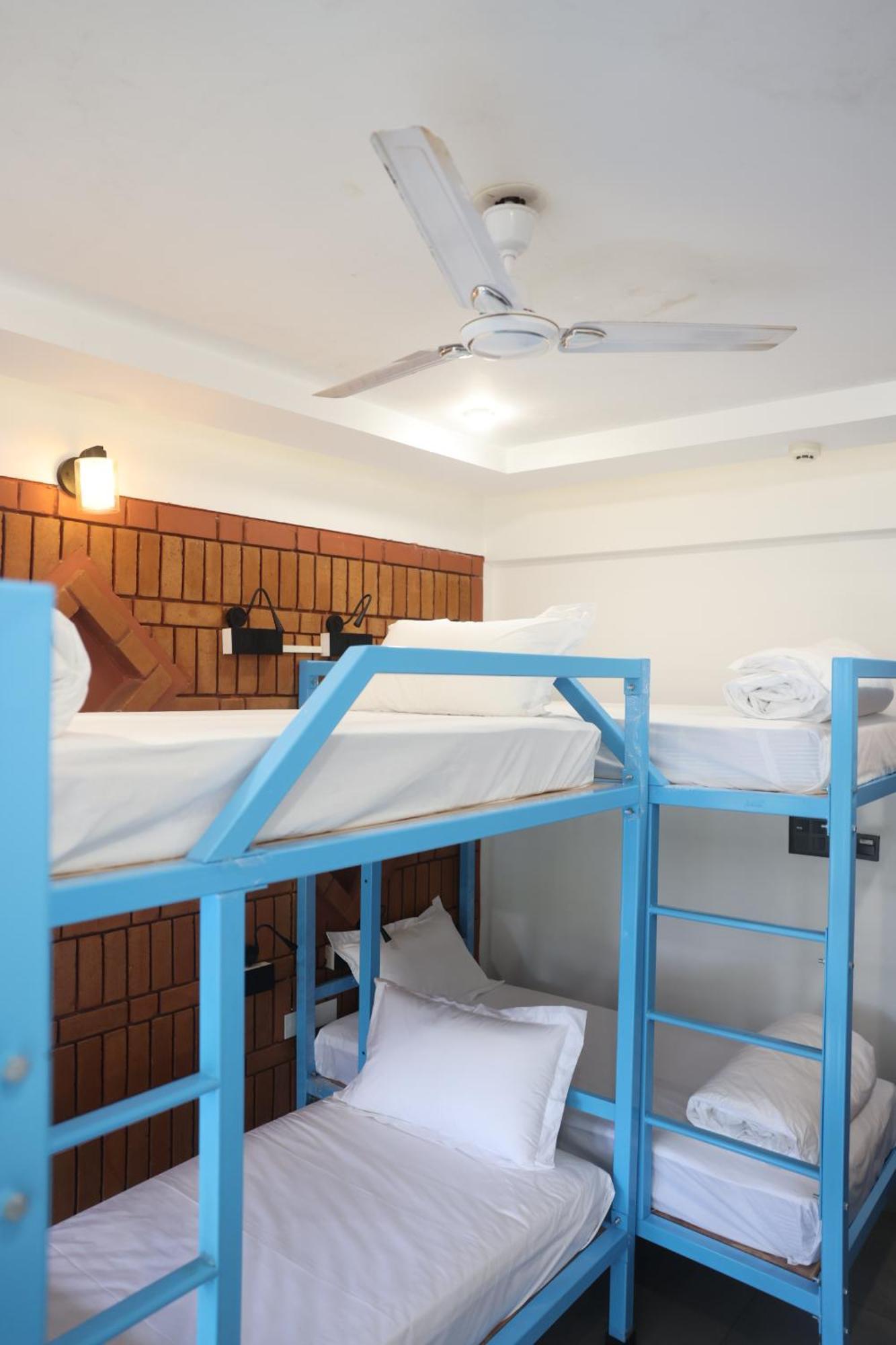 Downtown Hostels - Анджуна Екстериор снимка